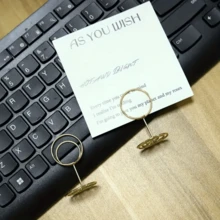 20 个金孔雀座位卡夹 - 金属婚礼、生日和办公室餐桌收纳架桌号架、酒店婚礼相框、生日派对卡片夹、桌面装饰、珠宝、餐桌中心装饰、婚礼派对备忘录夹、相片夹、名片夹、菜单架、桌号架、名片夹、办公桌配件、办公室，非常适合婚礼、生日、周年纪念日、圣诞节、新年、派对和活动 - 彩色 - 查看 9