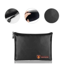 多种尺寸可选，返校季必备防火文件袋，轻便耐用，握在手中倍感安心。这款防火文件袋采用防火拉链，可保护您的重要文件、资料、合同、移动电源、智能手机、现金、银行卡及其他贵重物品。