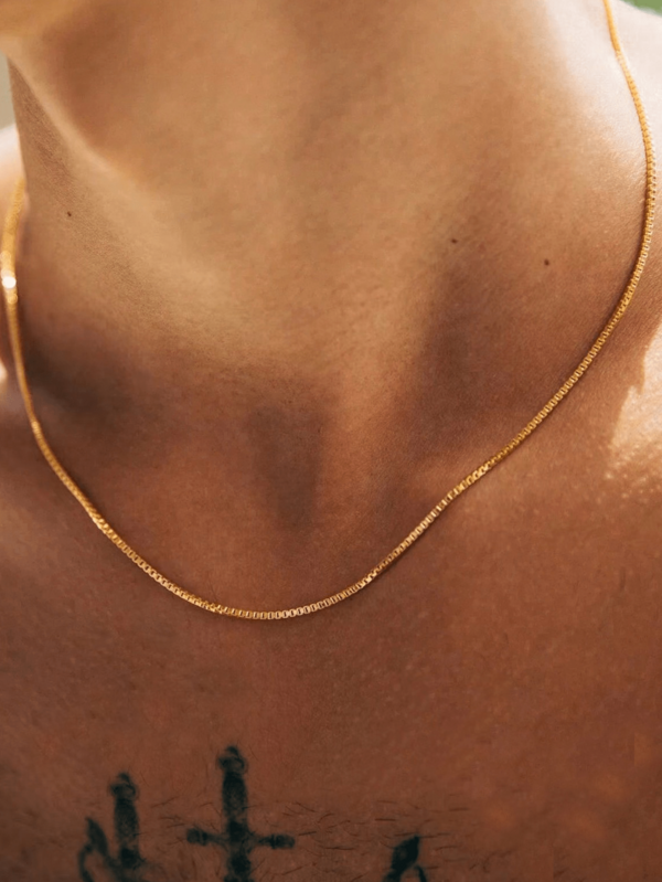 قلادة رجالية من الفولاذ المقاوم للصدأ المطلي بالذهب عيار 18 قيراط بتصميم مربع بطراز بسيط وبانك، مناسبة للارتداء اليومي كإكسسوار كاجوال أو رسمي، هدية مناسبة للصديق أو الأب أو الزوج