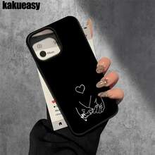 Un hilo blanco se entrelaza con cariño, estas fundas protectoras y fundas protectoras de imitación para teléfonos con agujeros grandes y estampados están diseñadas para las series 16 Pro, 16, 15 Pro, 14, 14 Plus, 14 Pro, 13, 13 Pro, 12 Pro y 11/11 Pro, son regalos para cumpleaños y celebraciones - Blanco - Ver 4