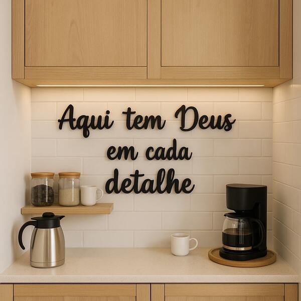 FRASE  Aqui Tem Deus Em Cada Detalhe Decoração Frase em Mdf 3mm Preto