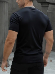 Playera básica para hombre con detalle bordado en el pecho | playera básica hombre  playera con detalle bordado  camiseta casual hombre  playera minimalista  ropa casual hombre  playera con diseño discreto  playera cómoda ligera  playera moderna hombre  outfit casual hombre  playera estilo urbano - Negro - Ver 2