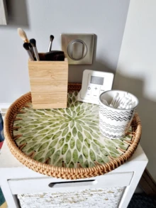 1pc Natural Handmade Round Rattan Tray Rattan Cutlery Tray With Wooden Base, Green Leaf Model, Fresh And Simple, Used For Table Decorations Placement,Round Rattan Tray, Snack Tray, For Table Decoration Placing Coffee, Bread, Food,Of Coffee,Home Decor Snack Serving Dish Platter.Fall Home Decor,Kitchen Accessories,Home Accessories,Bedroom Decor,Home Accessories,Room Decor,Room Decor Bedroom,Bedroom Decor,Gift.