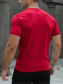 Playera básica para hombre con detalle bordado en el pecho | playera básica hombre  playera con detalle bordado  camiseta casual hombre  playera minimalista  ropa casual hombre  playera con diseño discreto  playera cómoda ligera  playera moderna hombre  outfit casual hombre  playera estilo urbano - Rojo - Ver 2