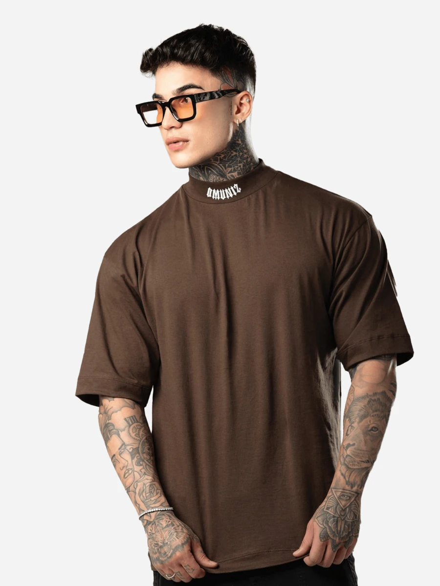 DMUNIZ Oversized Streetwear Turtleneck T-Shirt With Glorious Print On The Collar - Rỉ Nâu - Xem 1