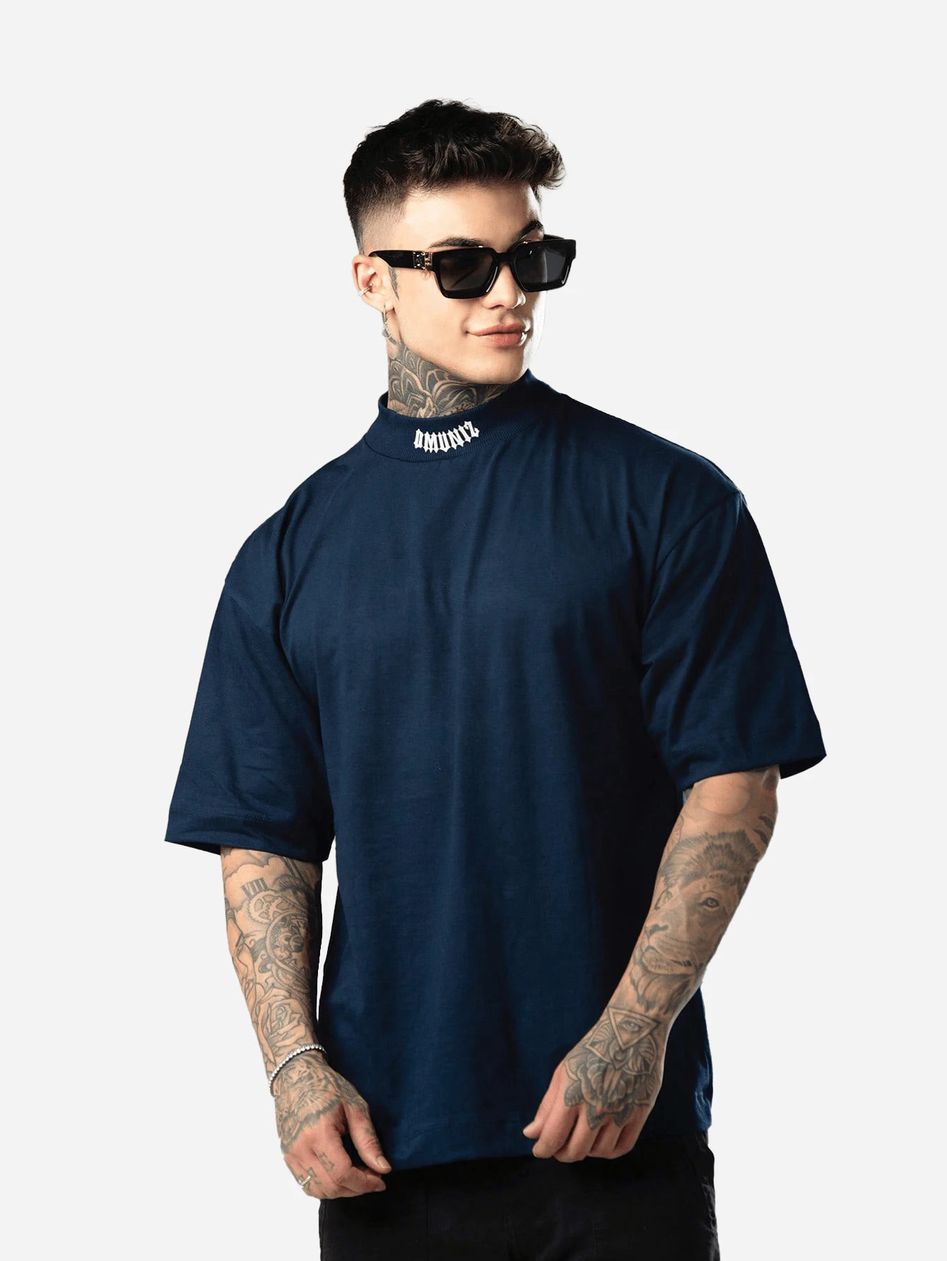 DMUNIZ Oversized Streetwear Turtleneck T-Shirt With Glorious Print On The Collar - Azul Marino - Ver 1