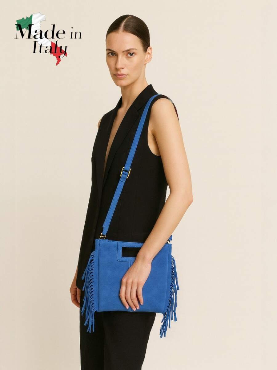 Bolsa transversal feminina elegante e espaçosa com franjas, confeccionada em couro bovino legítimo. Com design de múltiplos compartimentos e um toque vintage, boêmio e western, esta bolsa é adornada com franjas. - Azul - Ver 1