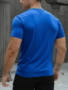 Playera básica para hombre con detalle bordado en el pecho | playera básica hombre  playera con detalle bordado  camiseta casual hombre  playera minimalista  ropa casual hombre  playera con diseño discreto  playera cómoda ligera  playera moderna hombre  outfit casual hombre  playera estilo urbano - azul real - Ver 2