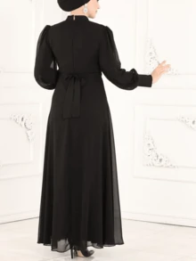 Solessence Modest Fashio 高端烫印钻石女式长袍连衣裙透明腰部收紧纯色长袍连衣裙 - 黑色 - 查看 2