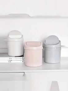 1 Stück Schreibtisch Kunststoff Wippen-Deckel Mülleimer, Haushalt Mini Mülleimer, Kreativer Europäischer Stil, Papierkorb mit Deckel auf dem Wohnzimmertisch. Ein kleiner, mini Kunststoff Mülleimer mit Schwenkdeckel, geeignet für die Verwendung auf Haushalt Tischen. Dieser Mülleimer mit Deckel benötigt keinen Strom und ist perfekt für Wohnzimmer, Teebereich, Büro, Nachttisch, Badezimmer, Schlafzimmer und allgemein für Zuhause.