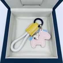 带卡通马饰的仿皮钥匙扣 - 时尚可爱的汽车钥匙、背包和手提包配饰，耐用且时尚，男女皆宜，手提包配饰 | 俏皮配饰 | 包饰，钱包钥匙扣