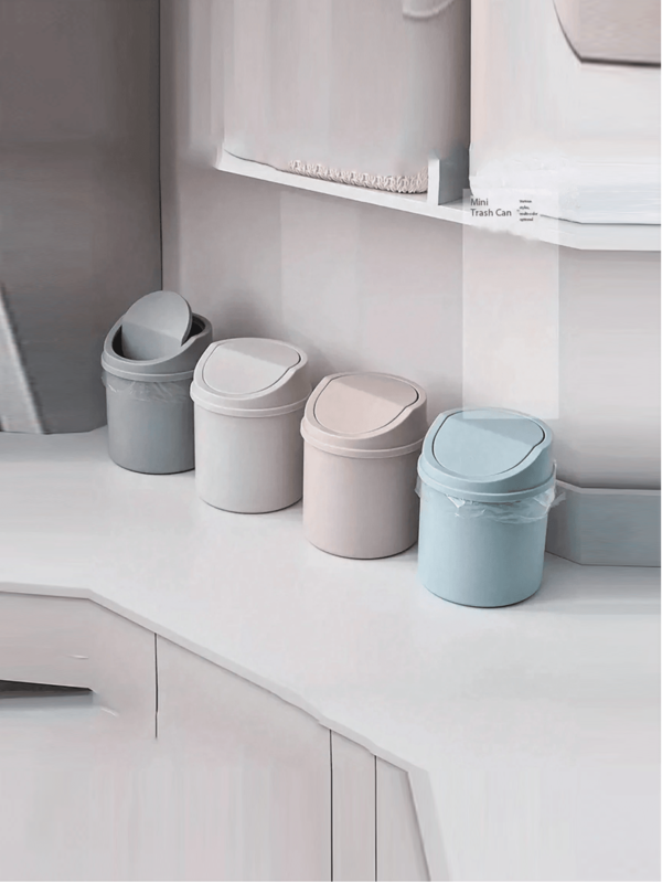 1 pieza Papelera de plástico con tapa balancín para escritorio, papelera mini para el hogar, estilo europeo creativo, cesta de papel con tapa para mesa de la sala de estar. Una papelera de plástico mini de tamaño pequeño con tapa abatible, adecuada para usar en mesas del hogar. Esta papelera con tapa no requiere electricidad y es perfecta para la sala de estar, el área de té, la oficina, la mesita de noche, el baño, el dormitorio y el hogar en general.