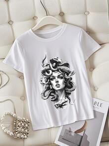 Camiseta de Mujer Estampada con Diseño de Medusa en Blanco y Negro Estilo Casual y Moderno Ideal para el Verano y Cualquier Ocasión. - Blanco - Ver 1