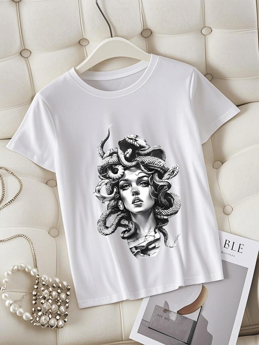 Camiseta de Mujer Estampada con Diseño de Medusa en Blanco y Negro Estilo Casual y Moderno Ideal para el Verano y Cualquier Ocasión. - Blanco - Ver 1