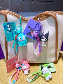 Sanrio Happy Friends 系列可爱钥匙扣吊饰,官方授权,PVC + 合金小雕像,可爱铃铛和蝴蝶结设计,款式包括 My Melody、Kuromi、Pochacco、Hangyodon,3D 收藏玩具配件单个、全套选择,可自由组合打造个性化风格,高约 6 厘米,OPP 袋包装,可爱吊坠,Sanrio 角色 - 彩色 - 查看 3