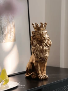 1 pieza Estatua del Rey León con corona, decoración de estilo nórdico para el hogar y el estudio, figura coleccionable, adecuada para la decoración del hogar, la decoración del dormitorio, la oficina y los estudiantes, el mejor regalo de Navidad