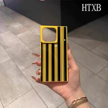 Funda con diseño de bloques a rayas negras. Compatible con phone 16 Pro, 16, 15 Pro, 14, 14 Plus, 13, 13 Pro, 12 Pro y 12 Pro. Diseño de cobertura total y protección antigolpes con orificios grandes, marco brillante y elegante. - Amarillo - Ver 6