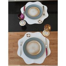 Kit 8 peças Jogo Americano de Mesa Com Porta Copos Para Mesa Posta - Sousplat Bordas Onduladas Formato Flor - Magnolia - Cinza Claro - Visão 3