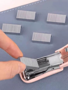 Juego de grapadora, mini grapadora linda y pequeña para estudiantes con grapas de 12 mm, grapadora ahorradora de trabajo para niños, grapadora de oficina pequeña, grapadora compacta, fácil de transportar (1 grapadora + 1 grapas/tarjeta)