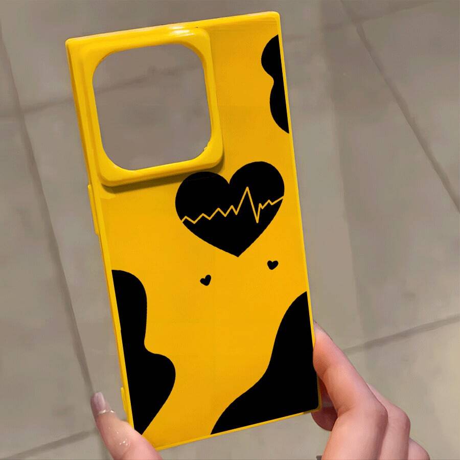 Teléfono con diseño de tres corazones negros, compatible con las series 16 Pro, 16, 15 Pro, 14, 14 Plus, 13, 13 Pro, 12 Pro y 12 Pro. Diseño antigolpes con cobertura total, gran apertura, marco brillante y elegante. - Amarillo - Ver 1