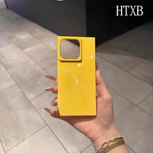 Un teléfono con un diseño de líneas blancas que cruzan una montaña y un patrón de bloques, compatible con los modelos 16 Pro, 16, 15 Pro, 14, 14 Plus, 13, 13 Pro, 12 Pro y 12 Pro. Ofrece protección total contra golpes, una amplia abertura, un elegante marco brillante y una excelente calidad de imagen. - Amarillo - Ver 7