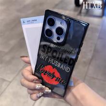 Un teléfono con un diseño de letras negras y labios rojos con un patrón de bloques, compatible con los modelos 16 Pro, 16, 15 Pro, 14, 14 Plus, 13, 13 Pro, 12 Pro y 12 Pro. Ofrece una cobertura total a prueba de golpes, un amplio orificio, un marco liso y brillante, y una excelente calidad de imagen. - Negro - Ver 7