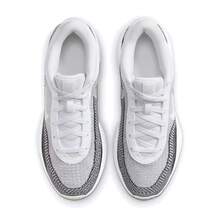 Nike 耐克男子新款篮球鞋 G.T. HUSTLE ACADEMY 球场表现比赛训练款 FJ7808-100 - 白灰色 - 查看 6