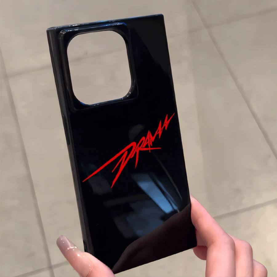 Los caracteres rojos forman parte de una elegante y sofisticada funda con diseño de bloques, compatible con las series 16 Pro, 16, 15 Pro, 14, 14 Plus, 13, 13 Pro, 12 Pro y 12 Pro. Funda para móvil con diseño a prueba de golpes y cobertura total, con orificio grande, marco liso brillante y detalles llamativos. - Negro - Ver 1
