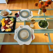 Kit 8 peças Jogo Americano de Mesa Com Porta Copos Para Mesa Posta - Sousplat Bordas Onduladas Formato Flor - Magnolia - Cinza Claro - Visão 4