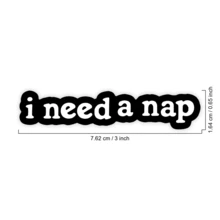 Adesivo de vinil engraçado "Preciso de uma soneca" com 2 peças, adesivo estético para humor sonolento, adesivo com citação desleixada e humor no trabalho, adesivo minimalista fofo à prova d'água para laptops, celulares e garrafas de água, adesivo preto e branco para hora da soneca, adesivo decorativo para mesa de escritório com sono