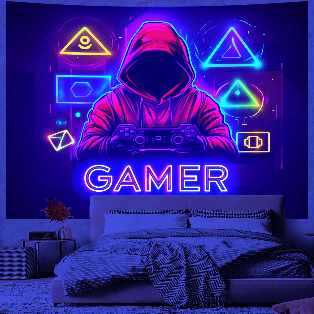 Neonowa, cyberpunkowa, reaktywna, UV, gobelinowa figurka z kapturem i kontrolerem do gier. Żywe geometryczne kształty. Sztuka ścienna w ultrafiolecie, niebieskim i żółtym. Retro, dekoracja do salonu gier. Bezpłatny pakiet instalacyjny. Łatwe do powieszenia.