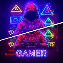 Neonowa, cyberpunkowa, reaktywna, UV, gobelinowa figurka z kapturem i kontrolerem do gier. Żywe geometryczne kształty. Sztuka ścienna w ultrafiolecie, niebieskim i żółtym. Retro, dekoracja do salonu gier. Bezpłatny pakiet instalacyjny. Łatwe do powieszenia.