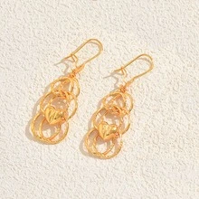 1pc Fashionable Vintage Gold Hollow Carved Women Dangle Earrings, Matching Retro Elegant Outfits