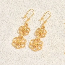 1pc Fashionable Vintage Gold Hollow Carved Women Dangle Earrings, Matching Retro Elegant Outfits
