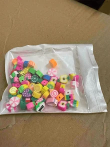 24颗装聚合物粘土珠套装，可爱有趣的粘土珠，包含花朵、蝴蝶、爱心、字母、小马等造型，适合制作手链、项链和其他DIY饰品。