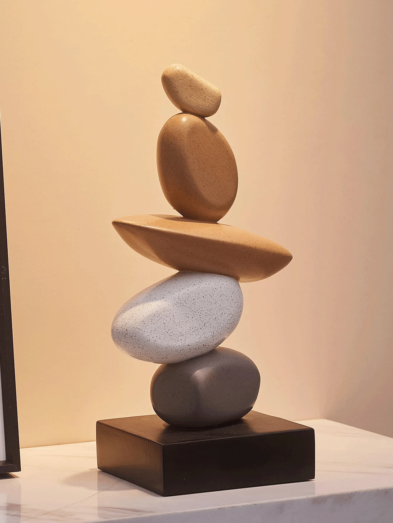 堆叠石雕 - 抽象平衡岩石艺术树脂雕塑，时尚优雅的设计，适合家庭和办公室的装饰性桌面雕像