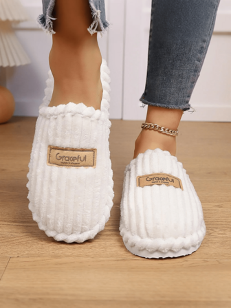 加大码女士柔软保暖毛绒领家居拖鞋，男女皆宜的舒适一脚蹬拖鞋，是节日礼物的理想之选