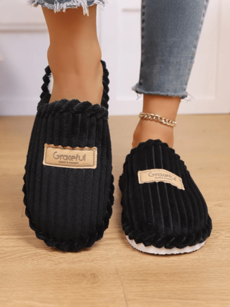 加大码女士柔软保暖毛绒领家居拖鞋，男女皆宜的舒适一脚蹬拖鞋，是节日礼物的理想之选