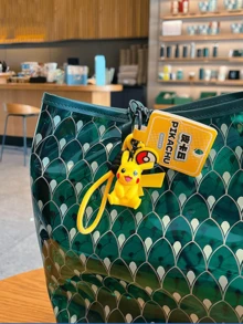 黄色造型吊坠/钥匙扣，采用优质PVC材料制成，配有彩色绳子、绒球吊坠和扣环，非常适合装饰钥匙和包包，展现您的热情，是所有年龄段的粉丝、游戏玩家和收藏家的理想之选，也是生日和节日的绝佳礼物。 - 皮卡丘 - 查看 3