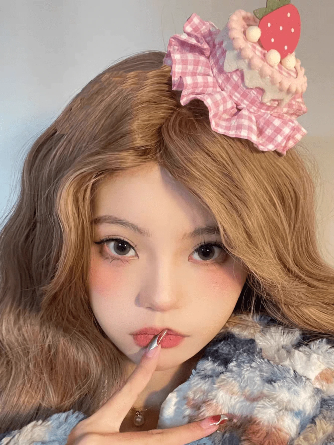 1 Stück süßer karierter Erdbeerkuchen Haarclip, Stoffornament für Geburtstagsfeiern, Fotoshootings, rosa Haarclips, Haarclips Klaue, Clips Haare, rosa Accessoires, Haarkrallen, Haarspange, Haarbarrettes, Haarzubehör, Valentinstag Accessoires, Kopfschmuck