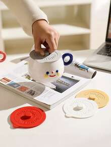 Tampas de silicone para copos, 1 peça, antiderrapantes e à prova de poeira para canecas, copos, xícaras de chá, tampas reutilizáveis com pega nervurada, itens essenciais para a cozinha, para festas e para o dia a dia, presente perfeito para familiares, colegas e amigos no Natal ou Halloween