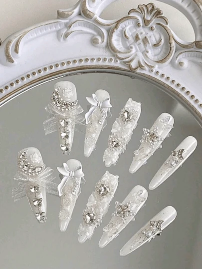 1片超长美甲，婚纱白色缎面底，立体月光珍珠山茶花图案，简约大气，纯手工打造，适合女孩、生日派对、聚会、日常佩戴，包含一片果冻胶和一瓶指甲油。