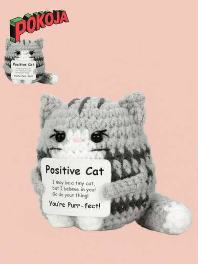 POKOJA LAND 1件小猫手工编织毛绒玩偶挂饰，充满正能量的鼓励话语，也可以作为小礼物送给亲朋好友。可爱的编织玩具非常适合摆放在家中的客厅和书桌上，作为生日礼物和房间装饰的点缀。可爱的玩偶礼物设计和鼓励的话语，温暖又甜蜜！这些可爱的玩偶将永远是你的朋友，它们会让你感到轻松快乐！