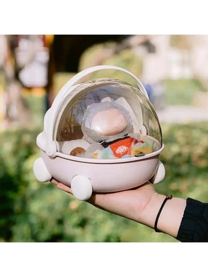 La cuna portátil redonda de LBB es compatible con un diseño de alta calidad y correas para el hombro, lo que la hace perfecta para coleccionar muñecas, viajar y almacenar en el hogar. Diseño compacto con tapa, 2 colores a elegir, con estuche de transporte