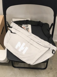 Bolso de mensajero casual con estampado de letras de gran capacidad para hombres, versátil para la escuela y el transporte