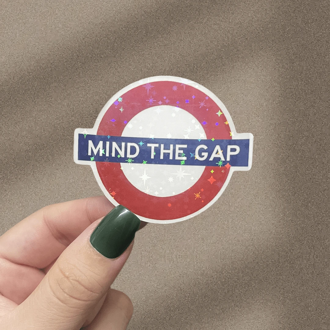 [Mind The Gap 贴纸] 伦敦地铁乙烯基贴纸，哑光饰面，可重复使用，不对称形状，自粘，适用于木材、塑料、玻璃、金属、陶瓷表面，旅行纪念品礼物，Mind The Gap - 彩色 - 查看 1