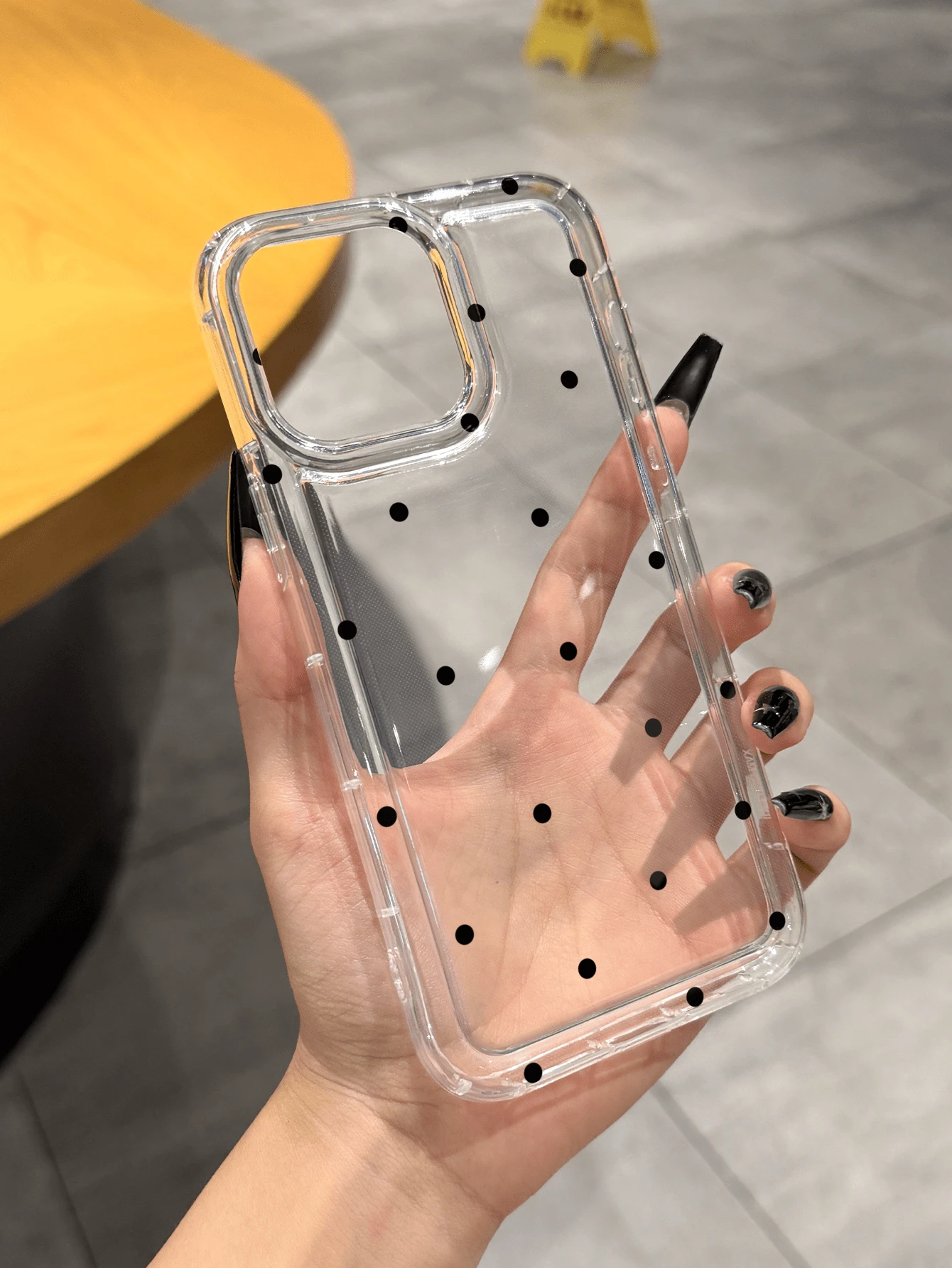 1 件全新创意简约全屏黑色波尔卡圆点图案手机壳适用于 Apple 16 Pro Max、11/12/13/14 Plus、XR/7/8 Plus、15 Pro Max、17 Air/17 Pro Max - 無色 - 查看 1