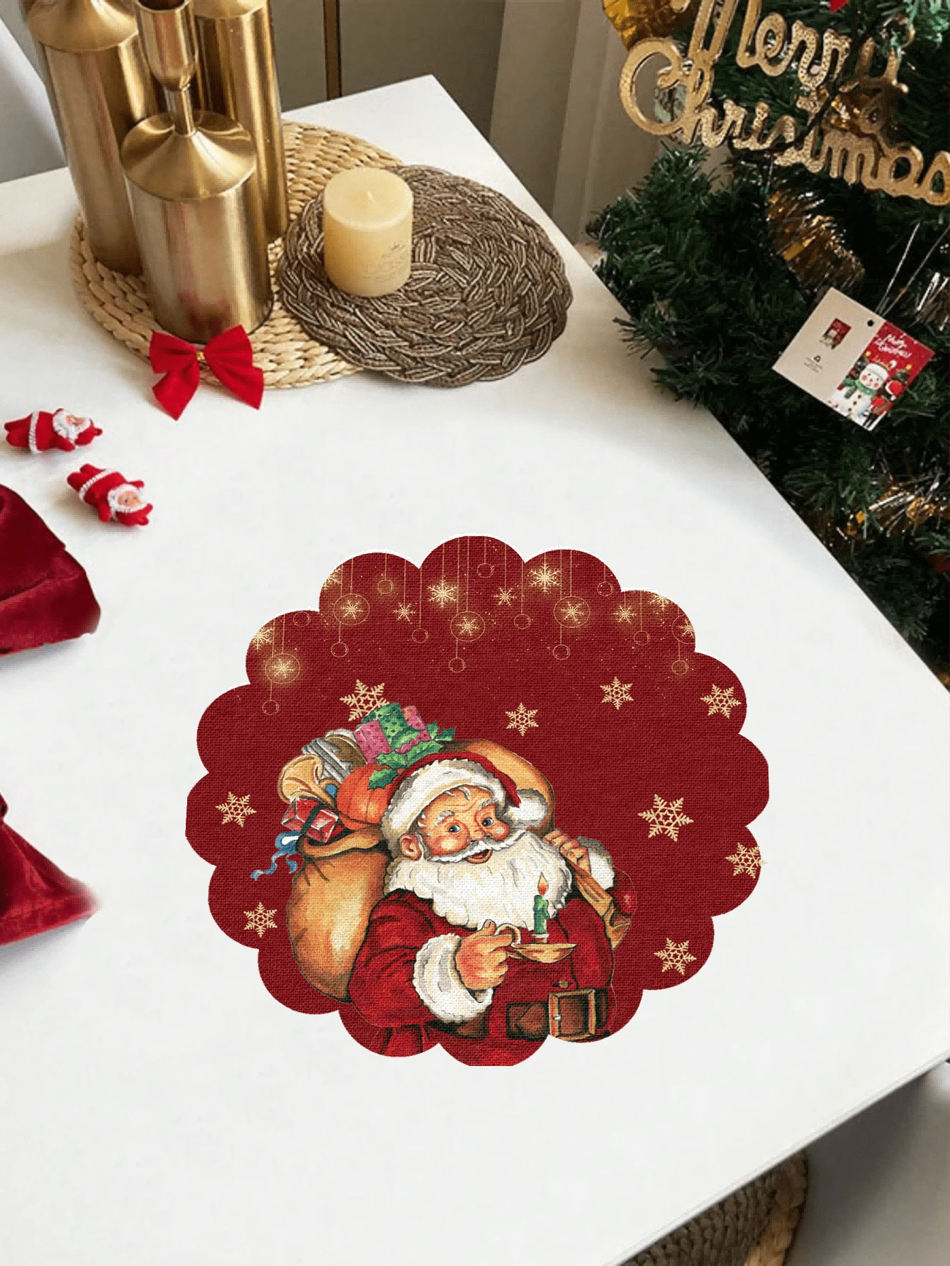 4 piezas/6 piezas/1250 piezas Manteles individuales de 15 pulgadas con tema navideño, fondo rojo con impresiones de Papá Noel y copos de nieve, contorno ondulado, adecuado para fiestas de Navidad / reuniones familiares / decoración de mesa de comedor, creando un ambiente cálido con elementos clásicos de vacaciones - Multicolor - Ver 1