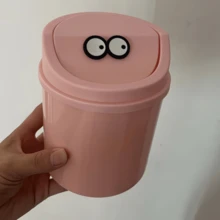 1 pieza Papelera de escritorio mini, papelera de escritorio pequeña, papelera nueva y linda para el dormitorio con tapa, famosa en internet, caja de almacenamiento mini, papelera para el dormitorio, papelera para el baño, papelera para la mesa de maquillaje, con tapa oscilante - Adecuada para papeleras de plástico pequeñas en dormitorios, oficinas y espacios de trabajo - Diseño cilíndrico y ahorrador de espacio, fácil de limpiar, sin necesidad de electricidad, decoración del hogar, almacenamiento para fiestas y Navidad