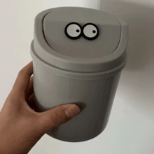 1 pieza Papelera de escritorio mini, papelera de escritorio pequeña, papelera nueva y linda para el dormitorio con tapa, famosa en internet, caja de almacenamiento mini, papelera para el dormitorio, papelera para el baño, papelera para la mesa de maquillaje, con tapa oscilante - Adecuada para papeleras de plástico pequeñas en dormitorios, oficinas y espacios de trabajo - Diseño cilíndrico y ahorrador de espacio, fácil de limpiar, sin necesidad de electricidad, decoración del hogar, almacenamiento para fiestas y Navidad